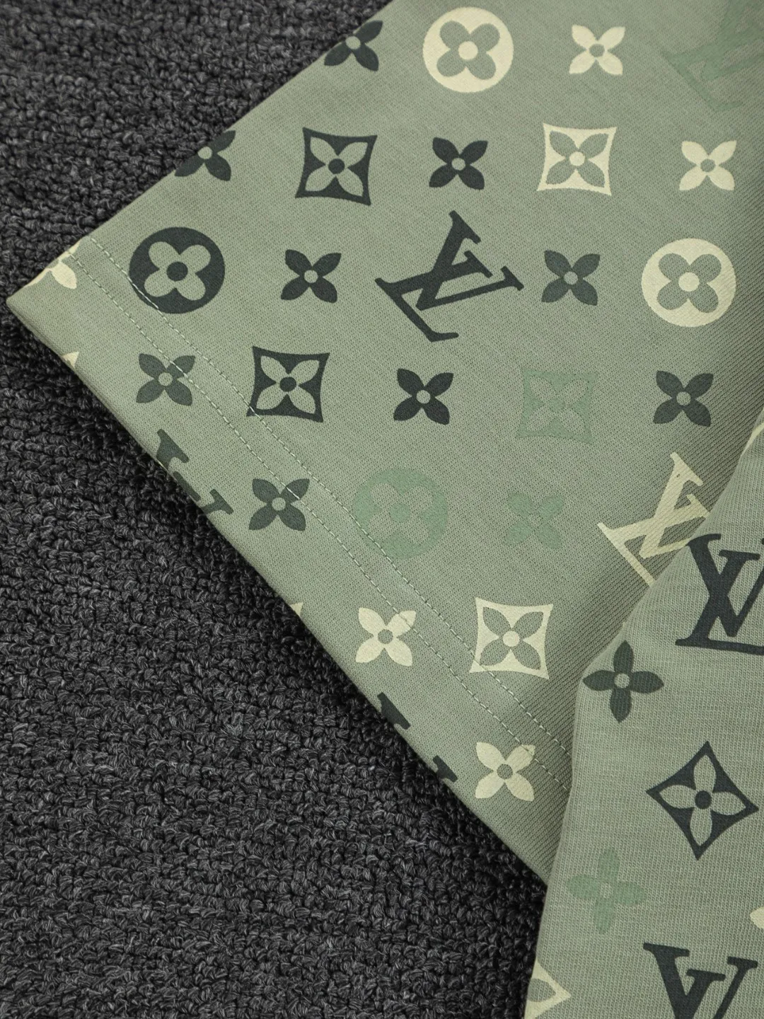 🅿️200 Louis Vuitton 1V LV lv slightly wide version S-XL LV 26ss new products are available at the counter simultaneously. Multiple craftsmanship. Chest patch letters 🪡 embroidery. Back patch letters four-leaf clover 🍀🪡 embroidery. Round neck short-sleeved T-shirt, same style for men and women! Consigned to one-to-one creation. Synchronized with the official website, pure cotton fabrics at the counter! It is close to the skin and comfortable, durable and easy to wear. It has a classic and simple logo design and meticulous original craftsmanship. Short-sleeves, a must-have item for men, do not appear to be the same for the general public, but must be unique and eye-catching. This LV short-sleeve is all about quality, comfort, the same shape and fashion as always, including fabrics and cutting techniques. All of them have been made with great effort! 320 grams of washed pure cotton fabric, pure cotton is breathable, very refreshing and comfortable for daily wear. The rib knitting on the neckline is smooth and tight, and the neckline will not be skewed if you toss it at will. The loose version, you will find that it looks really good on the upper body. The overall is minimalist and neat, super versatile for daily use! Pair it casually with a pair of pants for a youthful look. A T-shirt will make your outfit crazy. It is a fashionable item that can never go wrong! Color: Green Blue Purple Size: S-XL Size chart: S: Shoulder width 50-Bust 56-Length 70 M: Shoulder width 52-Bust 57-Length 72 L: Shoulder width 54-Bust 59-Length 74 XL: Shoulder width 56-Bust 62-Length 76